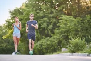 pareja entrenando manana