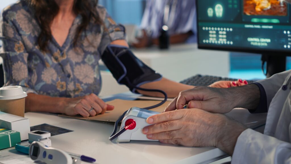 Hipertensión arterial: cómo prevenir la falla cardíaca con productos cardiológicos 4 senior physician measuring blood pressure with blood pressure monitor